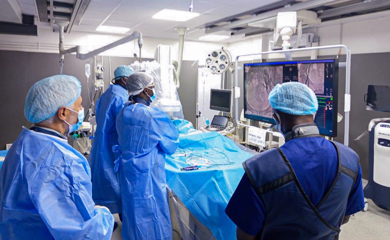 Santé ; l'Institut de Cardiologie d'Abidjan réussit une première historique avec deux implantations valvulaires sans chirurgie à cœur ouvert