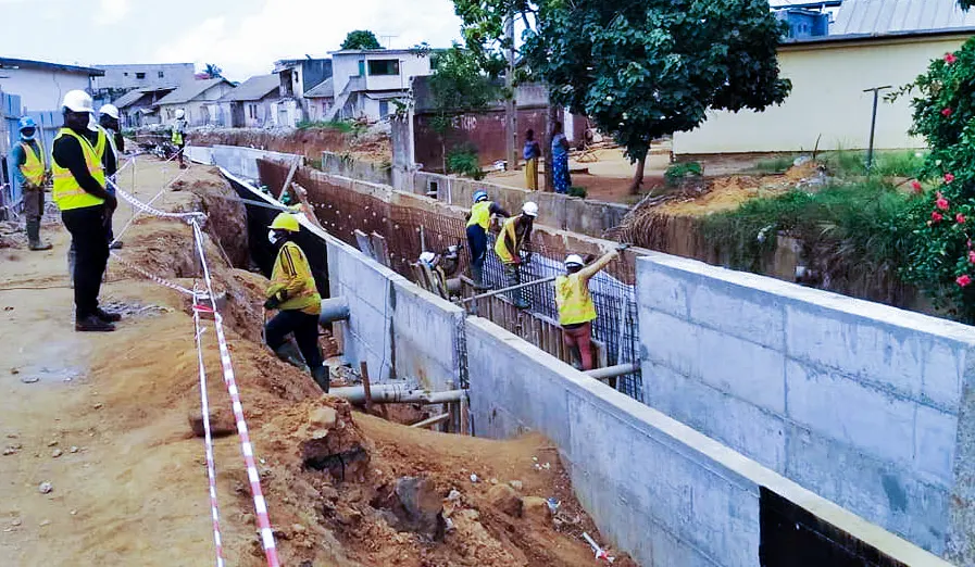 Côte d’Ivoire : en pleine saison des pluies, le projet d’assainissement et de résilience urbaine en action
