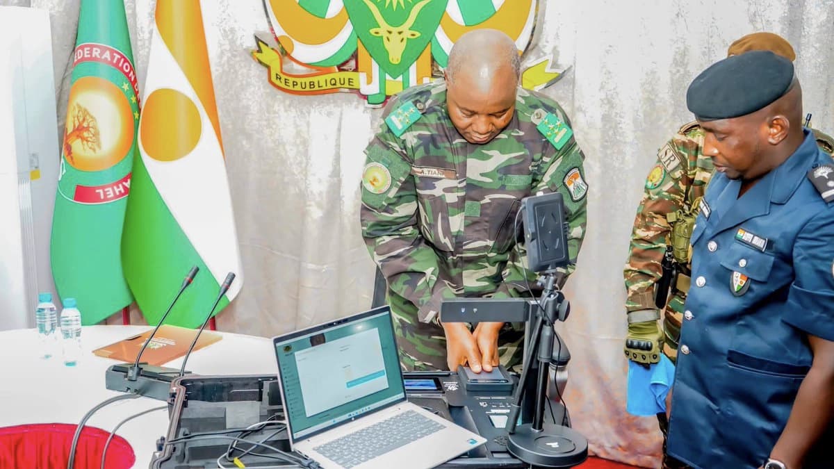 Niger : Abdourahamane Tiani, premier citoyen enrôlé pour le passeport biométrique de l’AES