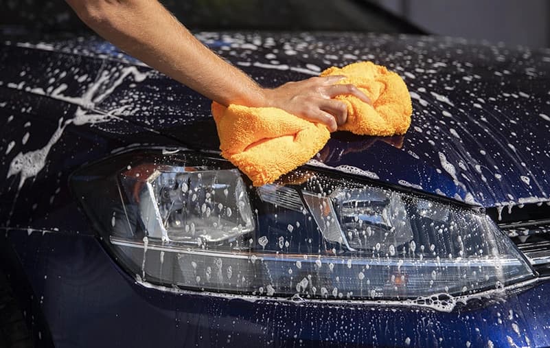 Abidjan : le lavage automobile se modernise avec des tarifs pour tous les budgets