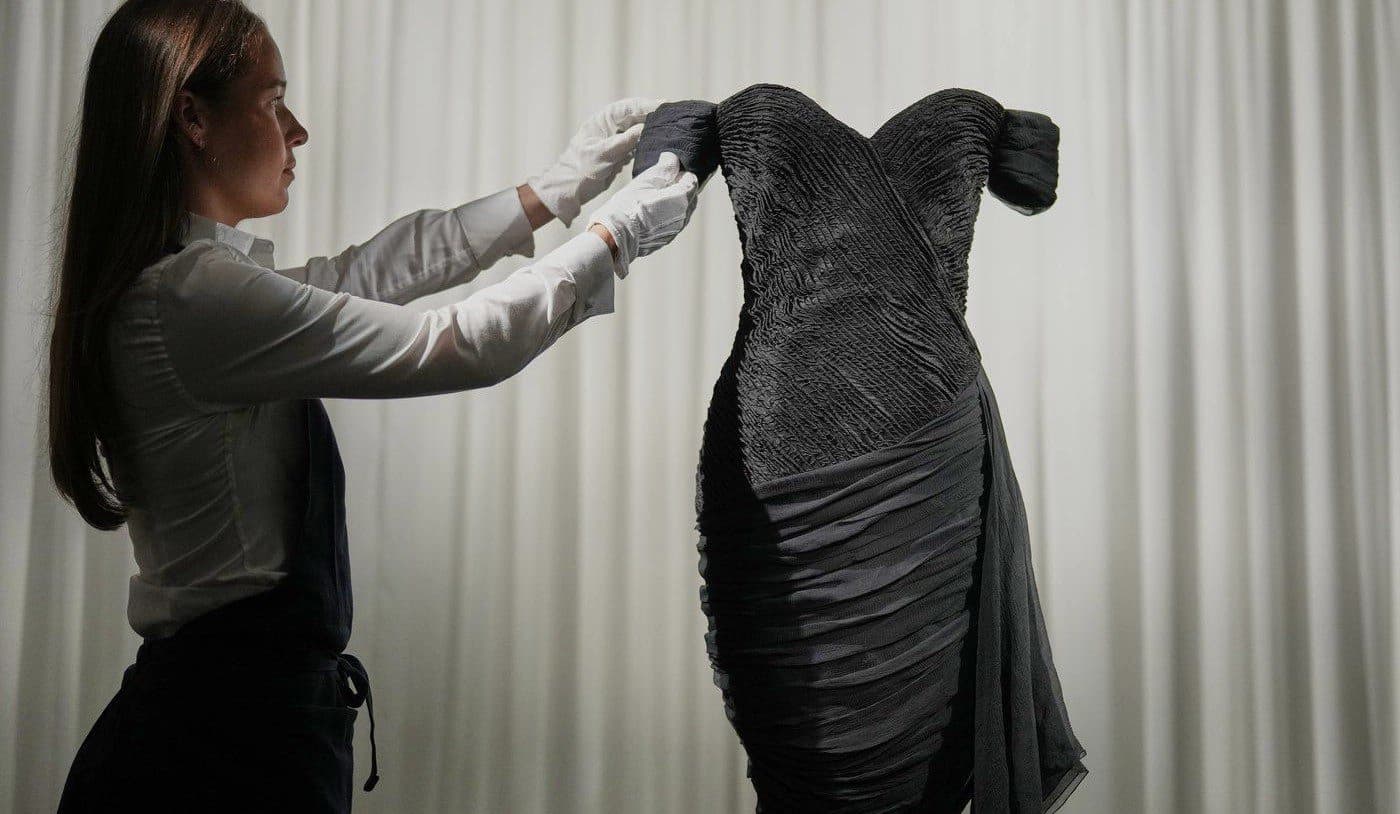 La « robe de la vengeance » de Diana refait surface : elle part en tournée avant d'être vendue jusqu'à 300 000 dollars