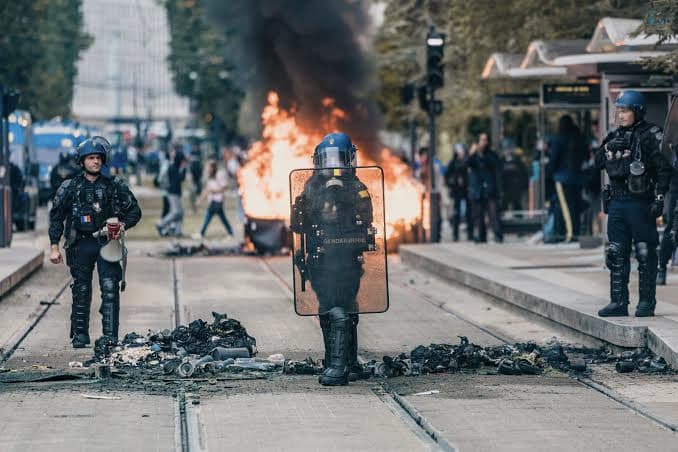 France : la colère des lycéens rattrapée par la politique et les groupes encagoulés ?