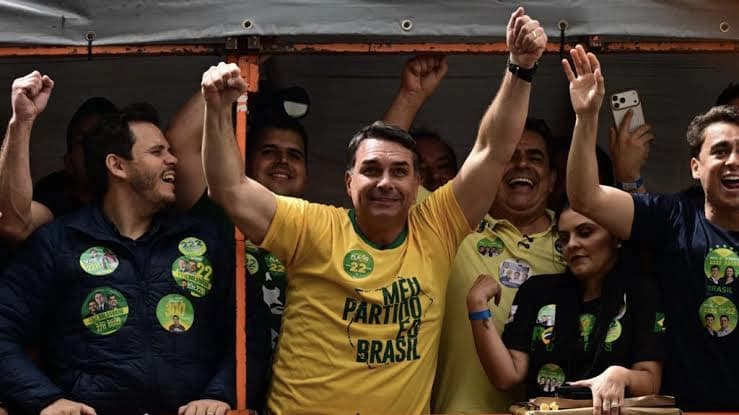 Brésil : Flávio Bolsonaro prend l’avantage sur Lula avant un second tour décisif