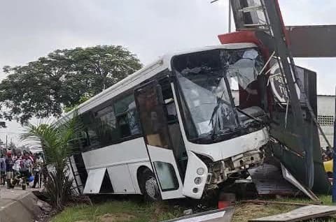 Abidjan : un mort et 25 blessés dans un accident impliquant un car d’élèves sur l’axe Zoo-Abobo